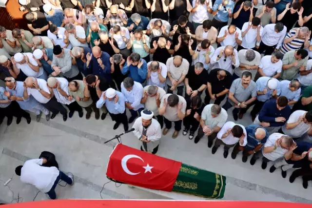 Oğlunun cenaze namazını kıldırdı