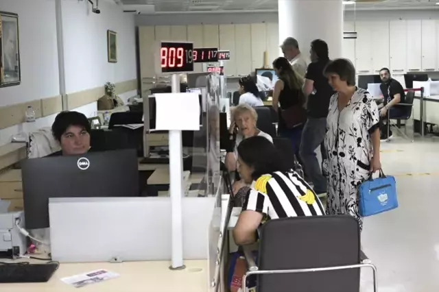 Ehliyet yenileme kuyrukları müdürlükleri kilitledi