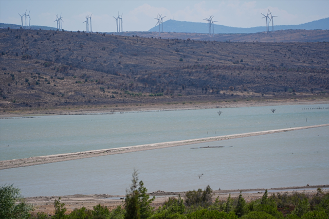 Barajda su seviyesi düştü, eski İzmir-Çeşme kara yolu ortaya çıktı