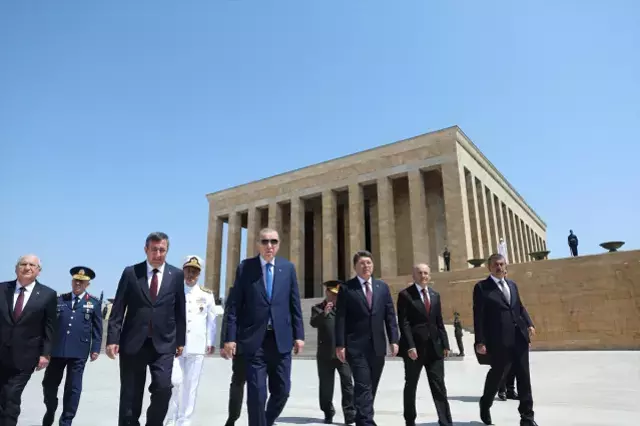Cumhurbaşkanı Erdoğan, YAŞ üyeleriyle Anıtkabir'i ziyaret etti