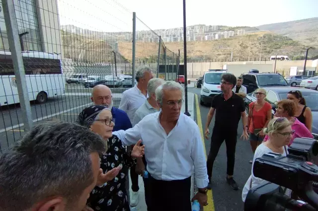 Tutuklu CHP'li başkanın annesi hastane önünde fenalık geçirdi