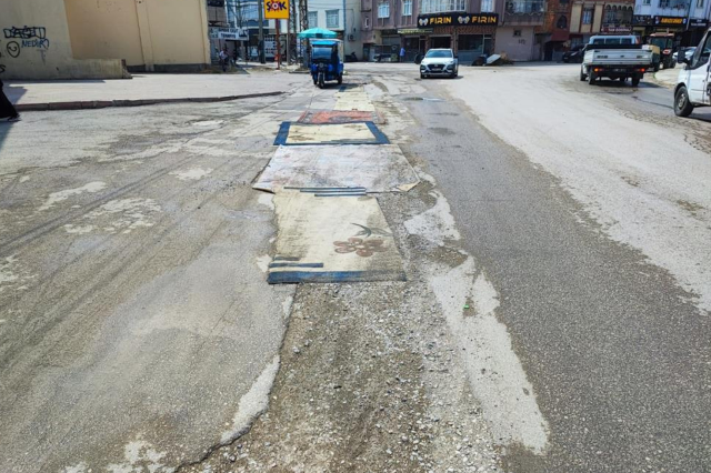 Belediyenin yapmadığı yola esnaftan ilginç çözüm