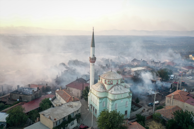 Çanakkale'de orman yangını sürüyor! 5 köy boşaltıldı, çok sayıda ev alevlere teslim oldu