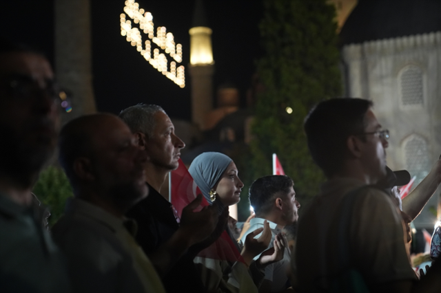 İstanbul'da binlerce kişi Gazze'ye umut ışığı olmak için yürüdü