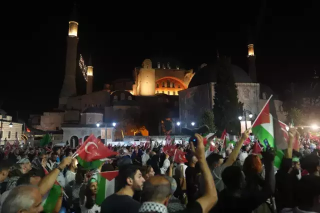İstanbul'da binlerce kişi Gazze'ye umut ışığı olmak için yürüdü