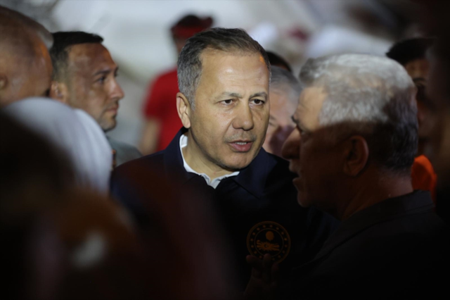 Balıkesir'de 6.1 büyüklüğünde deprem! Enkaz altında kalan 1 kişi hayatını kaybetti Balıkesir'de 6.1 büyüklüğünde deprem! Enkaz altında kalan 1 kişi hayatını kaybetti