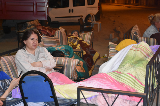 Deprem 10 ilde hissedildi, vatandaşlar geceyi sokakta geçirdi