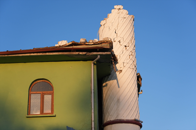 Depremde caminin minaresi yıkıldı