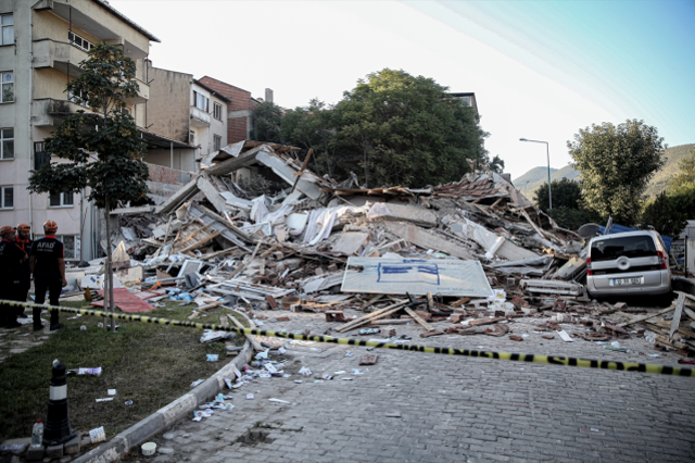Depremde caminin minaresi yıkıldı
