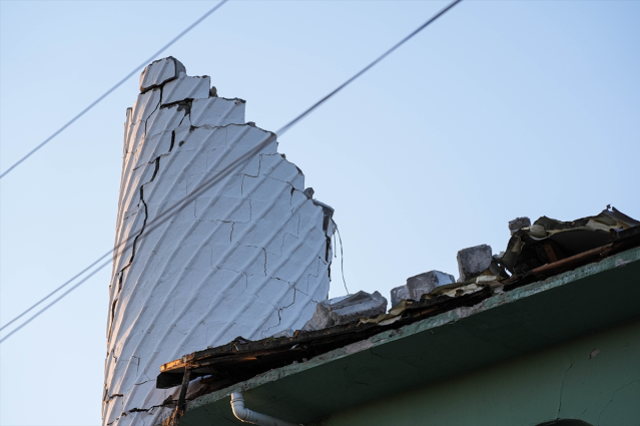 Depremde caminin minaresi yıkıldı