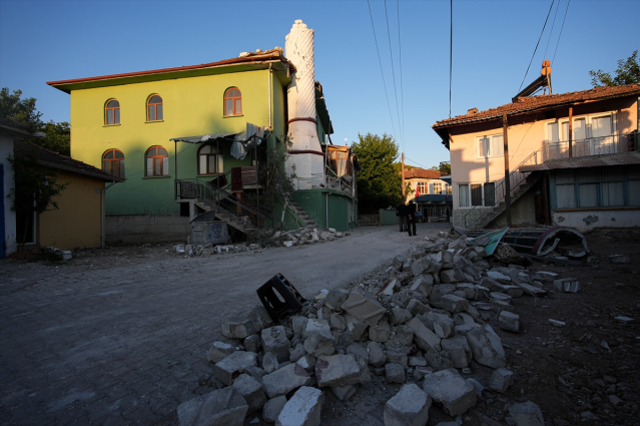 Depremde caminin minaresi yıkıldı