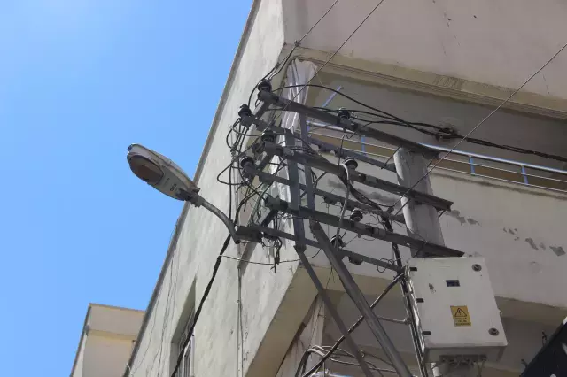 Elektrik direğinde akıma kapılan usta beton zemine çakıldı