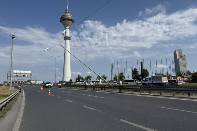 AKOM'un uyarısının ardında İstanbul'da direk devirdi, E-5 kapandı