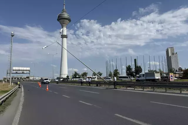 Şiddetli rüzgar aydınlatma direğini devirdi, E-5 trafiğe kapatıldı