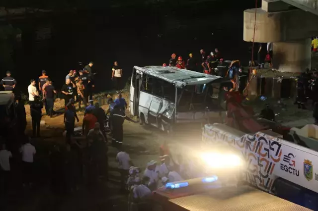 Cezayir'de otobüs dere yatağına düştü, 18 kişi boğularak can verdi! Ulusal yas ilan edildi