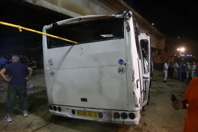 Cezayir'de otobüs dere yatağına düştü, 18 kişi boğularak can verdi! Ulusal yas ilan edildi