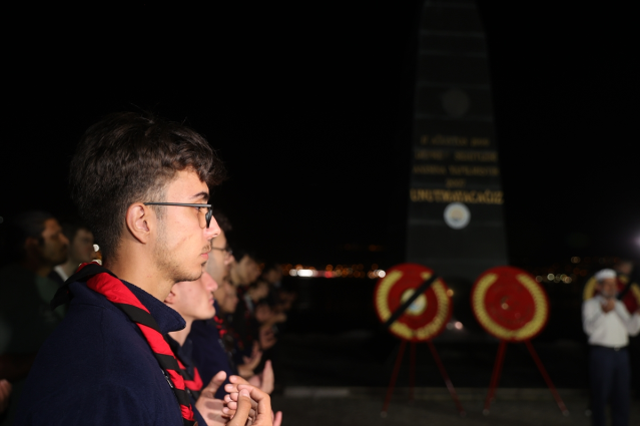 26 yıldır dinmeyen acı! Marmara Depremi'nin yıl dönümünde hayatını kaybedenler anıldı