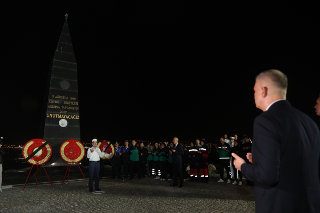 Marmara Depremi'nin yıl dönümünde hayatını kaybedenler anıldı