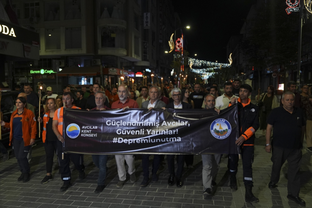 26 yıldır dinmeyen acı! Marmara Depremi'nin yıl dönümünde hayatını kaybedenler anıldı