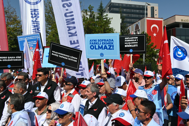İş bırakan memurlar Hazine ve Maliye Bakanlığı'nın önünde
