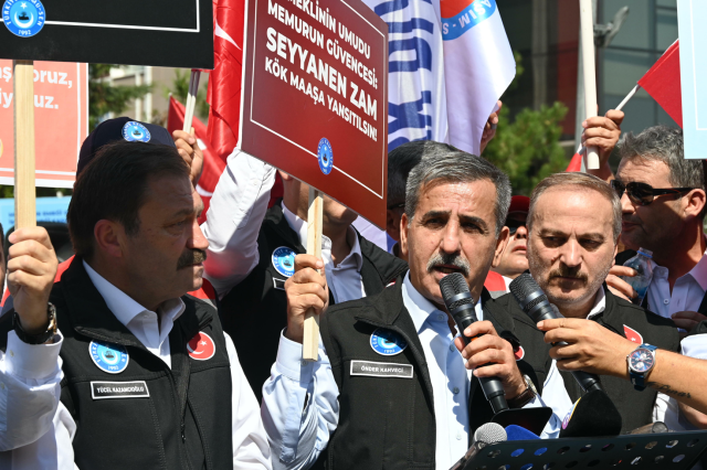 İş bırakan memurlar Hazine ve Maliye Bakanlığı'nın önünde