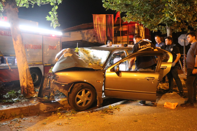 Denizli'de otomobil ağaca çarptı: 2 ölü, 1 ağır yaralı