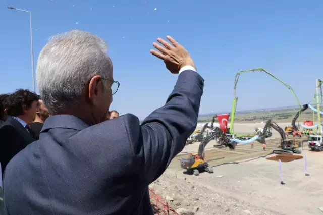 Yılda 5,5 milyon yolcuya hizmet verecek Kars-Iğdır-Aralık-Dilucu Demiryolu Hattı'nın temeli atıldı