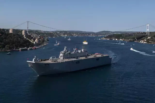 Türk Donanması gemileri İstanbul Boğazı'nda