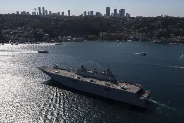 Türk Donanması gemileri İstanbul Boğazı'nda