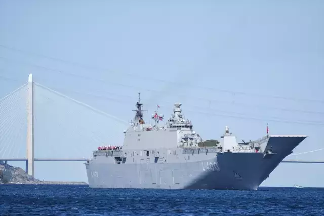 Türk Donanması gemileri İstanbul Boğazı'nda