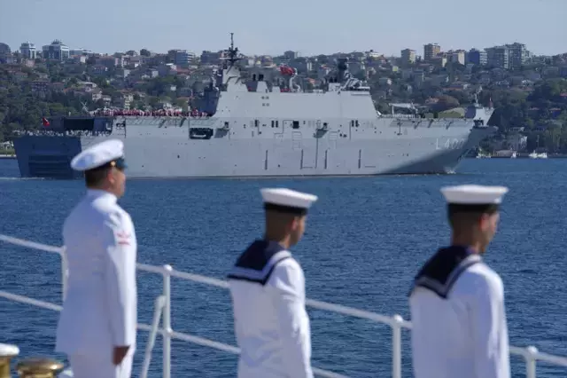 Türk Donanması gemileri İstanbul Boğazı'nda