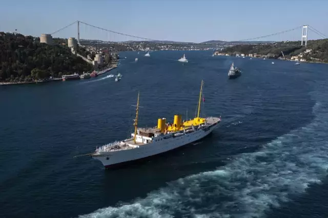 TCG Anadolu ve diğer gemiler İstanbul Boğazı'nda