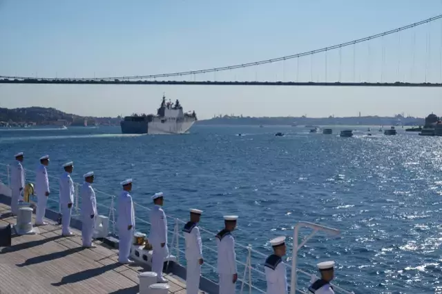 Türk Donanması gemileri İstanbul Boğazı'nda