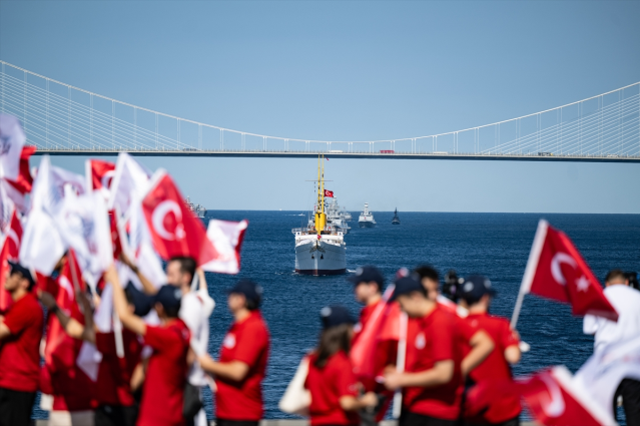 Türk Donanması gemileri İstanbul Boğazı'nda