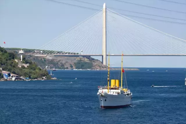 Türk Donanması gemileri İstanbul Boğazı'nda
