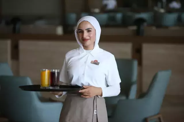 Sınav çıkışı babasının çiçeklerle karşıladığı Çimen, hayallerine kavuştu