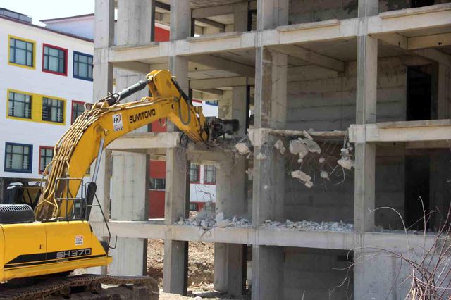 Şanlıurfa'da Beton Dayanıklılığı Sorunu Nedeniyle Müteahhit Kendini İhbar Etti