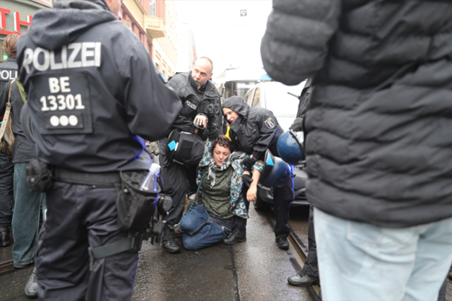 Berlin'de 'İsrail' protestosuna polisten sert müdahale: 8 gözaltı