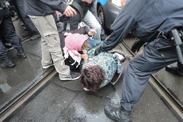 Berlin'de 'İsrail' protestosuna polisten sert müdahale: 8 gözaltı