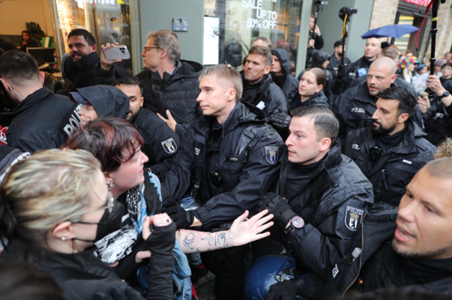 Berlin'de 'İsrail' protestosuna polisten sert müdahale: 8 gözaltı