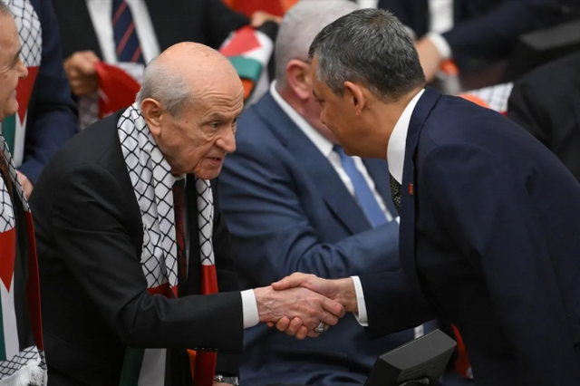 Meclis'teki oturuma damga vuran anlar: Bahçeli ve Özel böyle tokalaştı