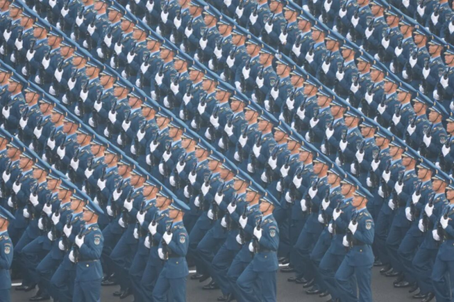 Çin'den dünyaya gözdağı! Bu füzeyi ilk kez görücüye çıkardılar