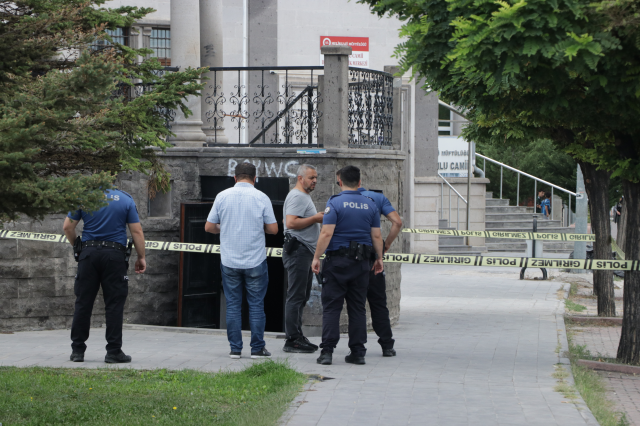 Cami tuvaletinde bıçaklı kavga! Yaşam savaşı veriyor