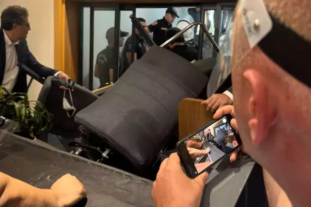 CHP'li vekiller Gürsel Tekin'in girmeye çalıştığı makam odasına barikat kurdu