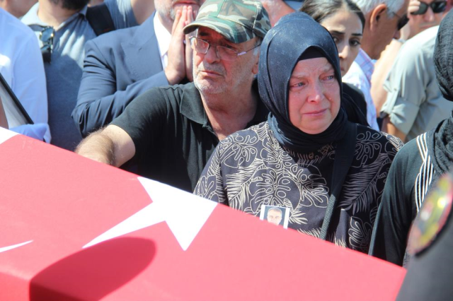 İzmir'de polis merkezine silahlı saldırıda şehit polisler son yolculuğuna uğurlandı