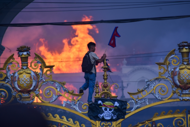 Nepal'de protestolar şiddetlendi! Eski başbakanın eşi yanarak can verdi