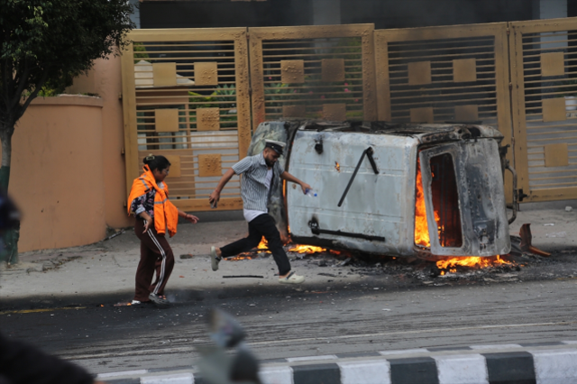 Protestolarla yangın yerine dönen Nepal'de ölü sayısı 30'a yükseldi