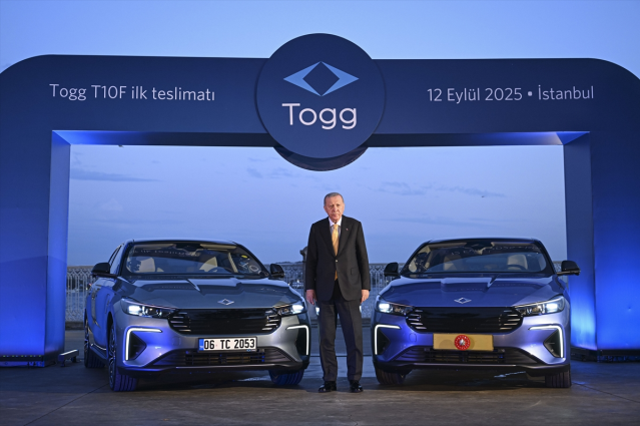 Cumhurbaşkanı Erdoğan yeni TOGG T10F ile Dolmabahçe'de test sürüşü yaptı