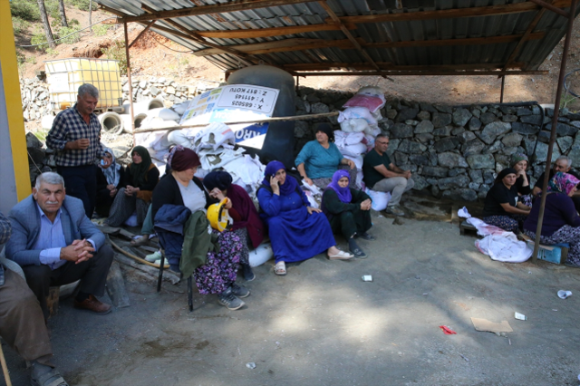 Göçük altında kalan 2 işçiyi kurtarma çalışmaları 24 saattir sürüyor