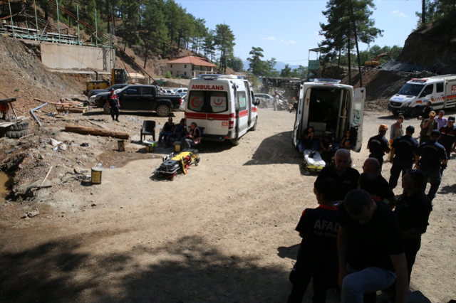 Göçük altında kalan 2 işçiyi kurtarma çalışmaları 24 saattir sürüyor
